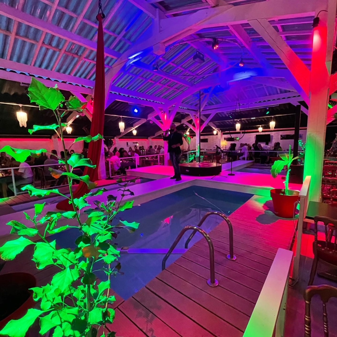 Terrasse couverte des Terrasses Festives en soirée